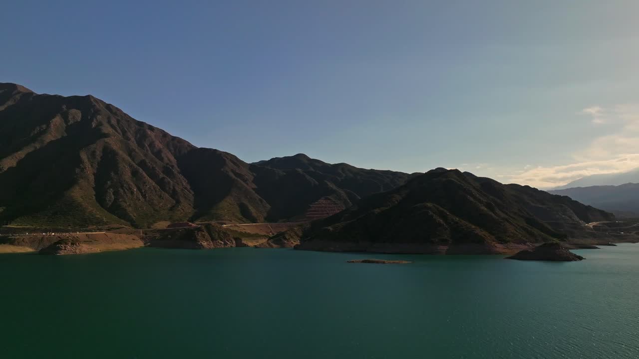 아르헨티나 멘도사에서 고르지 않은 산악 지형의 공중 설정 샷