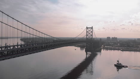 Drohnenaufnahmen-Aus-Der-Luft-Bei-Sonnenaufgang-Von-Der-Benjamin-Franklin-Brücke-In-Philadelphia