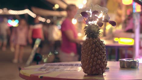 piña fresca en una mesa de plástico roja y amarilla en la calle