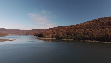 Vista-Idílica-Del-Parque-Estatal-Lake-Fort-Smith-En-El-Condado-De-Crawford,-Arkansas,-Estados-Unidos