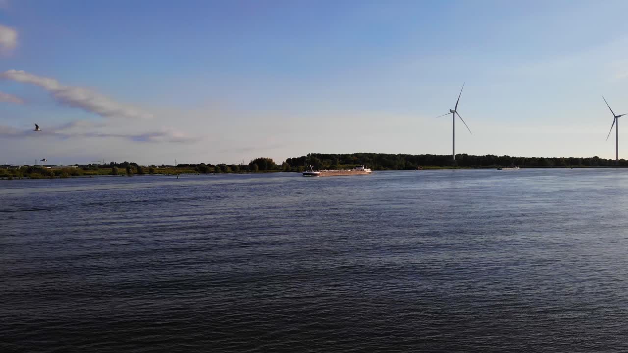 오데 마스 (oude maas) 에서 브란디니 (brandini) 로 향하는 항공기.