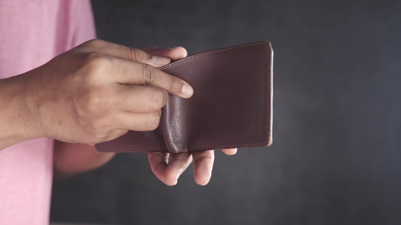 billetera vacía en las manos