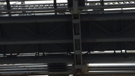Segelboot-überquert-Die-Fachwerkbrücke-In-Cincinnati,-Ohio,-Vereinigte-Staaten