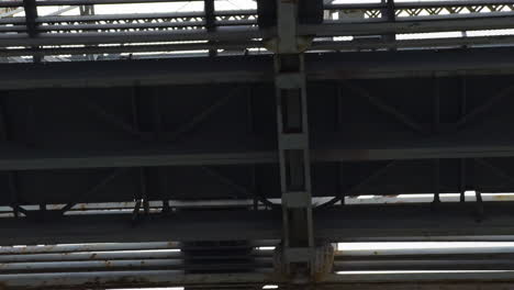 barco de vela cruzando bajo el puente truss en cincinnati, ohio, estados unidos