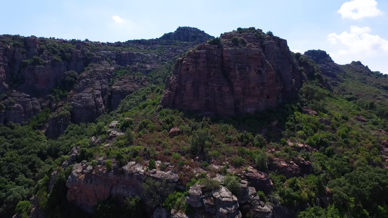vista aérea del paisaje de la montaña y el cañón de cannes en la soleada mañana de verano