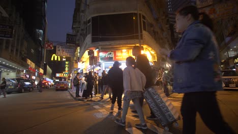 tienda de hong kong brillantemente iluminada