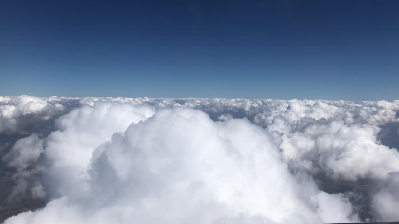 비행기 창문 에서 볼 수 있는 구름 풍경