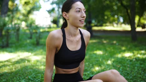 mujer haciendo abdominales en un parque