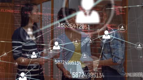 animación del procesamiento de datos sobre diversas mujeres empresarias en la oficina