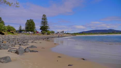 Vista-Lejana-Del-Edificio-Del-Club-De-Surf-Kempsey-crescent-Head-Desde-La-Costa-Rocosa---Playa-En-Crescent-Head,-Nsw,-Australia---Plano-General