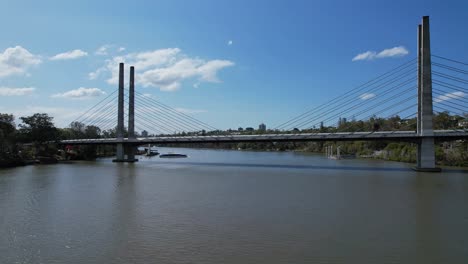 Vista-Diurna-Del-Puente-Eleanor-Schonell-Que-Cruza-El-Río-Brisbane-En-Dutton-Park,-Queensland,-Australia