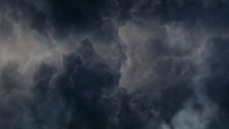 Sicht-Bewegte-Sich-Eine-Wolke-Dunkler-Kumuluswolken-Mit-Einem-Gewitter-Im-Inneren