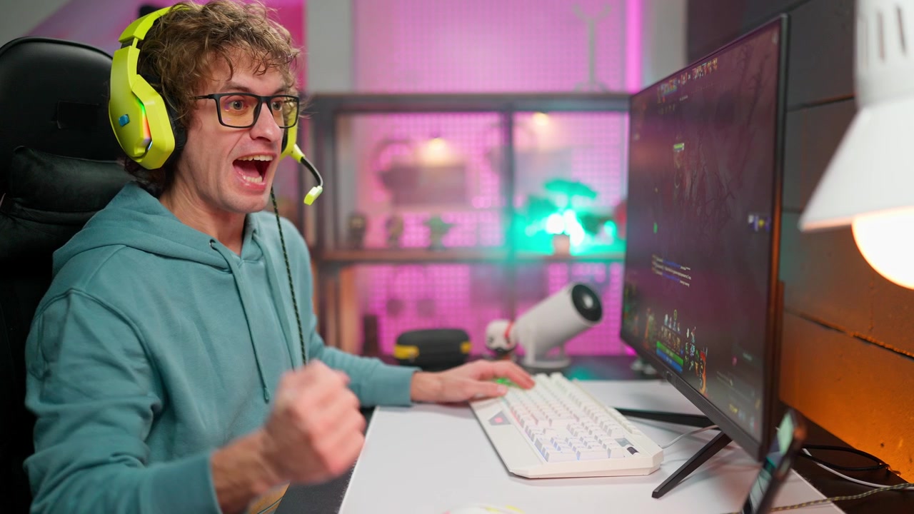 Begeisterter junger Mann spielt Online-Videospiel mit Kopfhörern