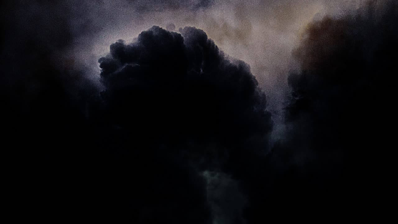 nubes negras en el cielo con una tormenta en ellas