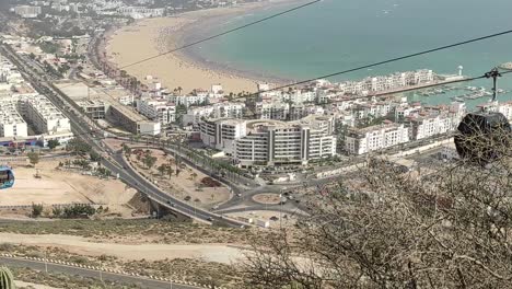 Teleférico-Del-Tranvía-Aéreo-Que-Conecta-El-Pico-Oufella-Y-La-Ciudad-De-Agadir-En-Marruecos,-Con-Vistas-Panorámicas-A-La-Playa-12