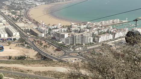 teleférico del tranvía aéreo que conecta el pico oufella y la ciudad de agadir en marruecos, con vistas panorámicas a la playa-12