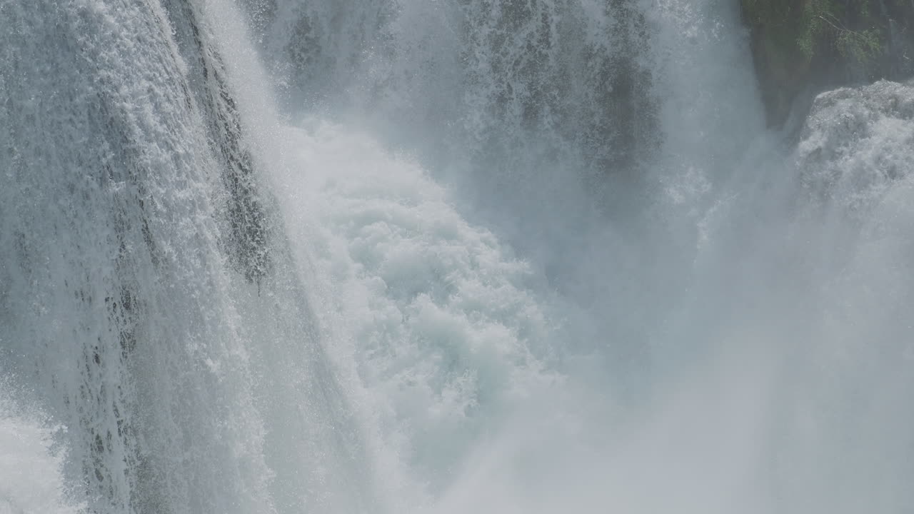 깨하고 야생 한 산 강 에 많은 양 의 물 이 있는 폭포