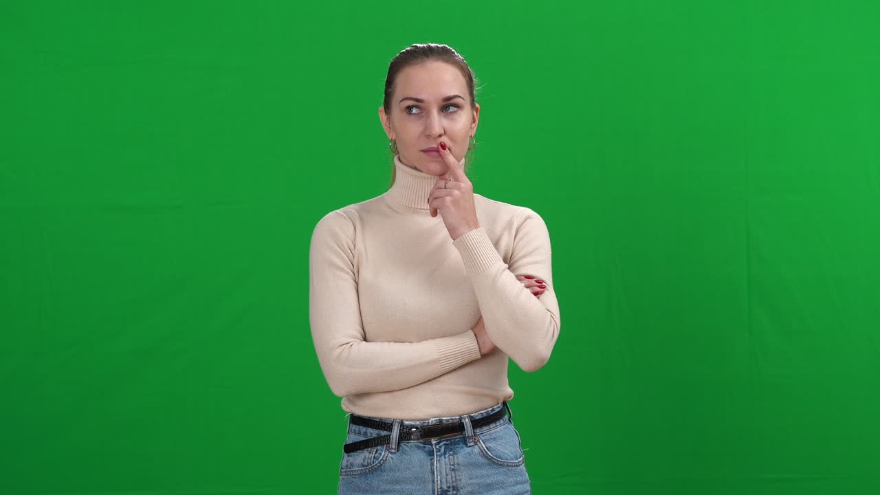 una mujer pensativa tuvo una idea en el fondo de chromakey. retrato de una mujer caucásica inteligente y segura posando en la pantalla verde. conceptos de inspiración y motivación