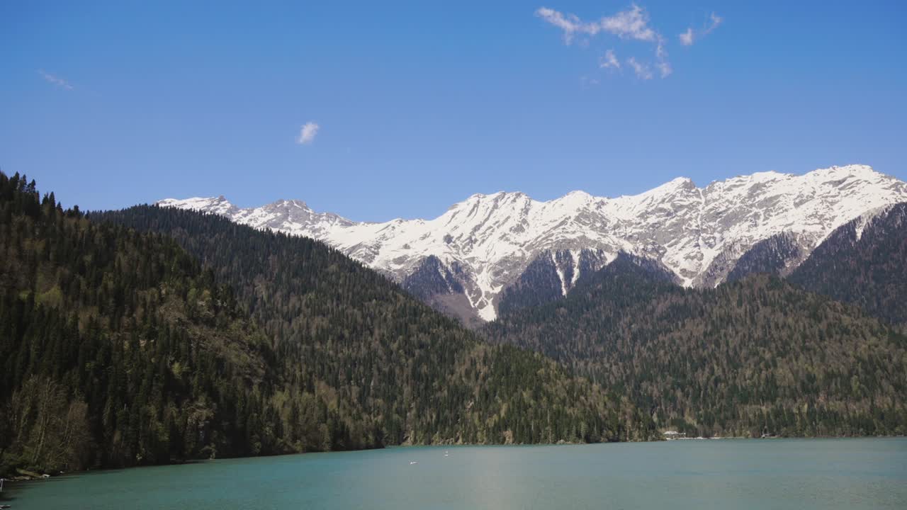 panorama aéreo de terreno montañoso en un día soleado, sobre un enorme lago