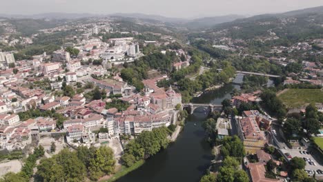 Vista-Aérea-Panorámica-De-La-Ciudad-De-Amarante,-Portugal