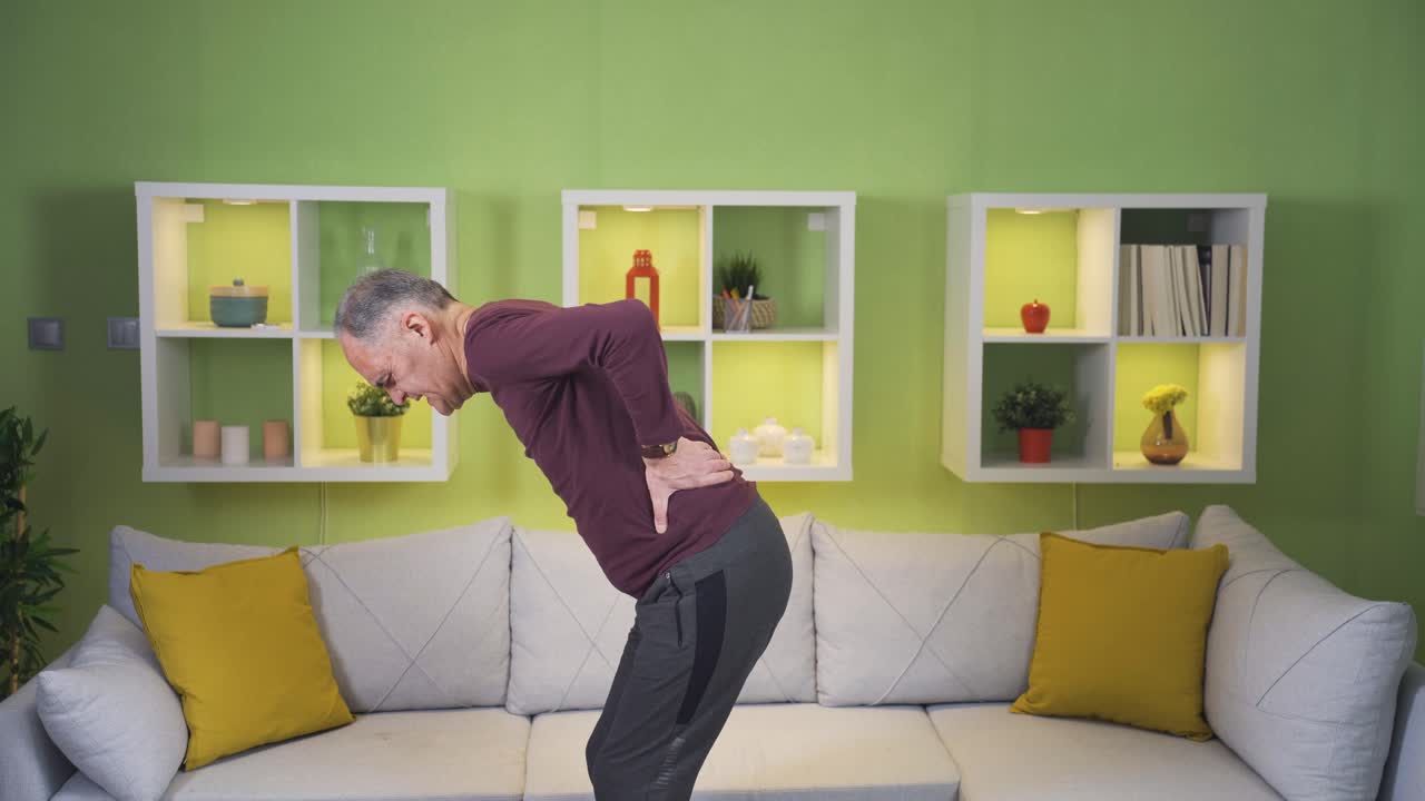 un anciano que sufre de dolor de espalda.