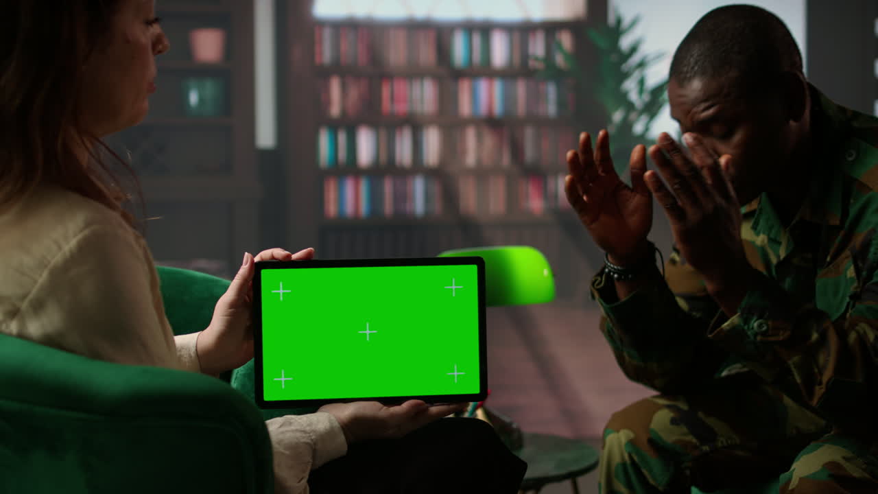 sesión de asesoramiento para un soldado de guerra del ejército con pantalla de espacio de copia aislada