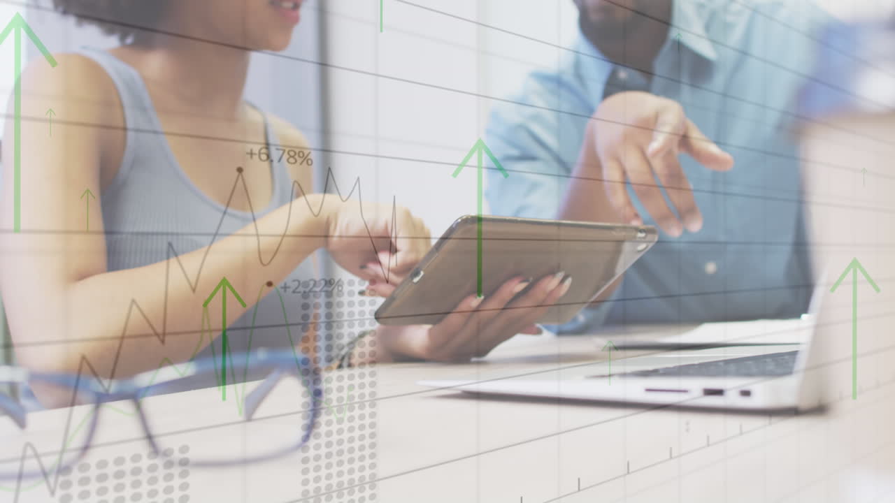 animación del procesamiento de datos financieros sobre diversas personas de negocios que usan tablets en la oficina