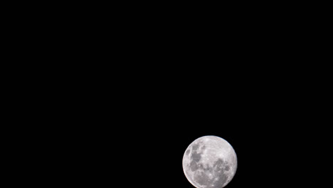 lapso de tiempo de cierre de luna llena subiendo a través del cielo nocturno oscuro