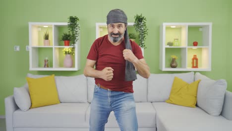 el viejo gracioso boxeando con sombras.