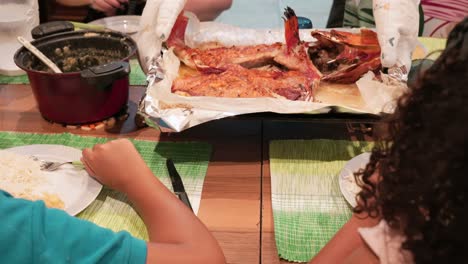 cocción casera de pargo rojo en el horno, comida criolla, servir la cena con la familia, mahe seychelles 5