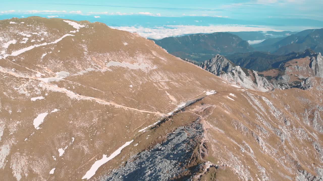cabaña de montaña en la cima de una gran cordillera
