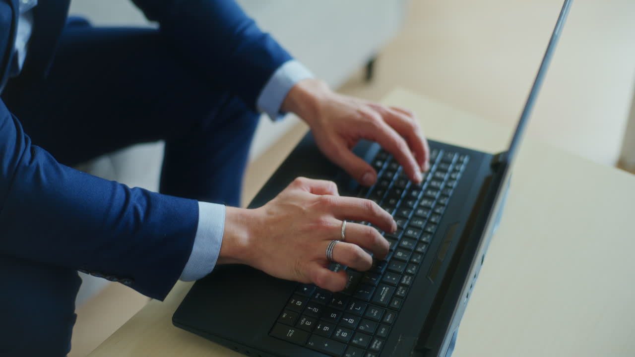 homem de negócios escreve e-mail