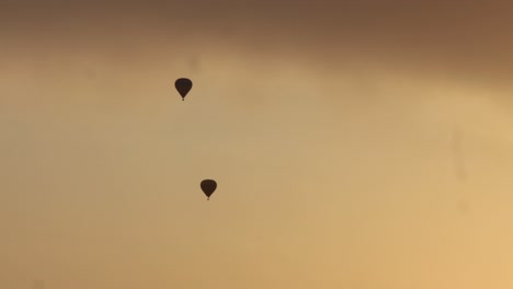 globos de aire caliente vuelan bajo una hermosa vista de tormenta en el cielo de eslovaquia