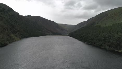 Vista-Panorámica-De-Retroceso-Alto-Lago-Superior-Glendalough-Rodeado-De-Montañas,-Wicklow