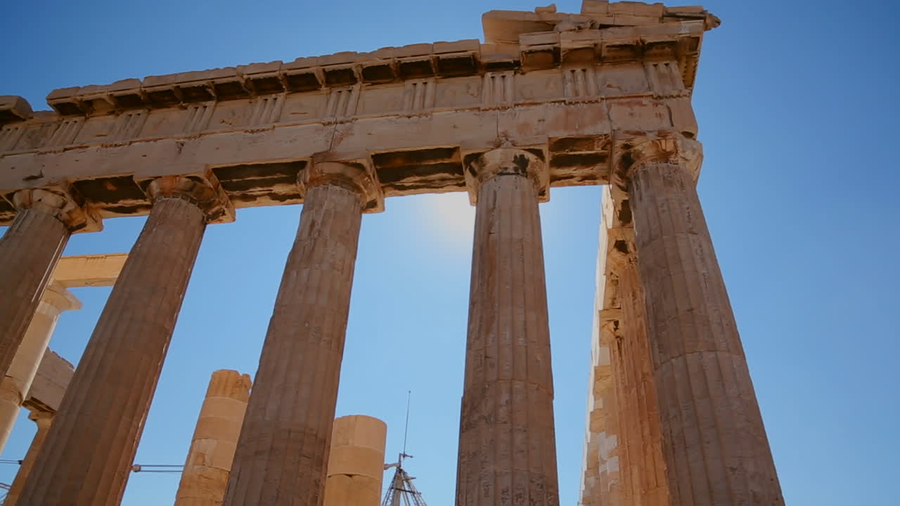 ángulo bajo de las columnas de la acrópolis y el partenón en la cima de una colina en atenas grecia