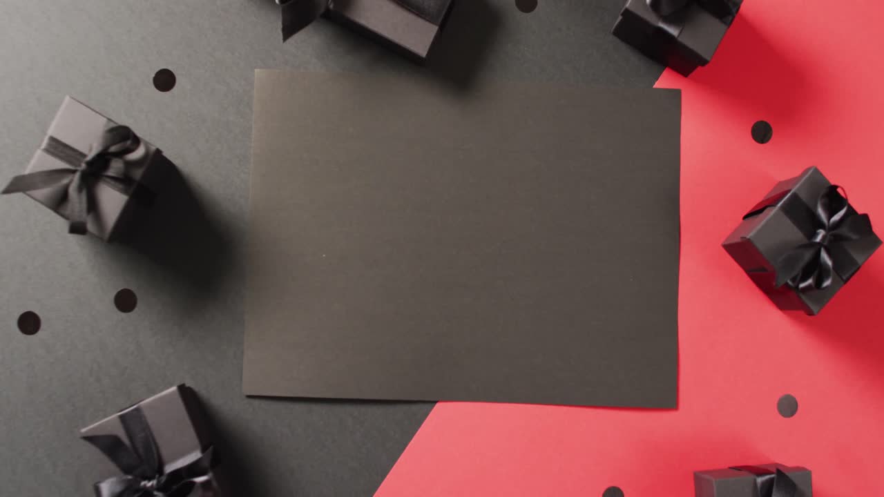 черные подарочные коробки с черными лентами на черно-красном фоне с пространством для копирования