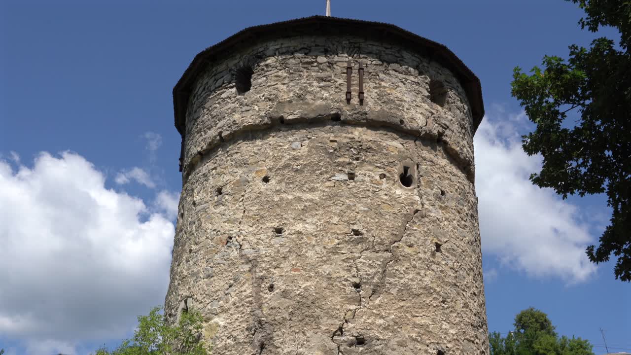 torre rutenia en kamianets podilskyi, ucrania en un día soleado con cielos azules y nubes blancas.