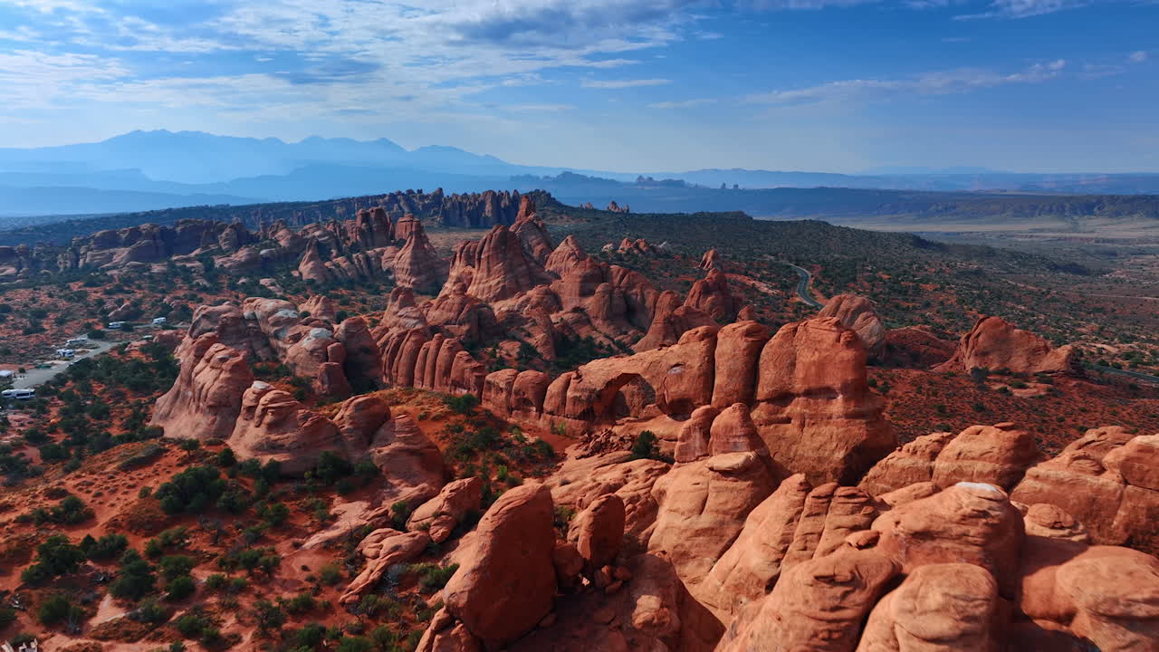 Vista iconica degli incredibili canyon dell'Arches National Park, Utah, USA. Camper di turisti parcheggiati sull'autostrada. Vista aerea