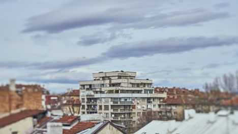 4k-Tilt-Shift-Zeitraffer-Von-Gebäuden-Und-Wolken-In-Sofia,-Der-Hauptstadt-Bulgariens