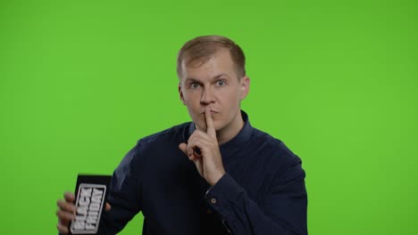 hombre mostrando la inscripción del viernes negro, poniendo el dedo en los labios haciendo el gesto del silencio. clave de croma