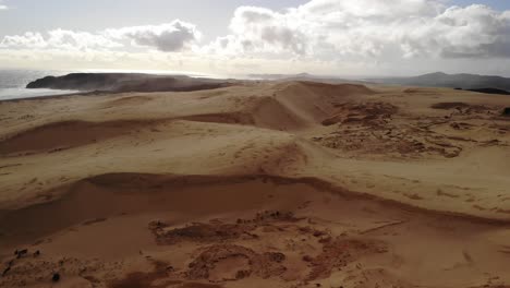 Enormes-Formaciones-De-Arena-En-La-Costa-De-Nueva-Zelanda,-Dunas-De-Arena-Gigantes-Te-Paki---Antena