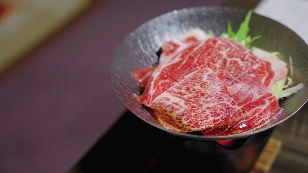 Fette di manzo Wagyu su Hot Pot, pasto Sukiyaki giapponese.