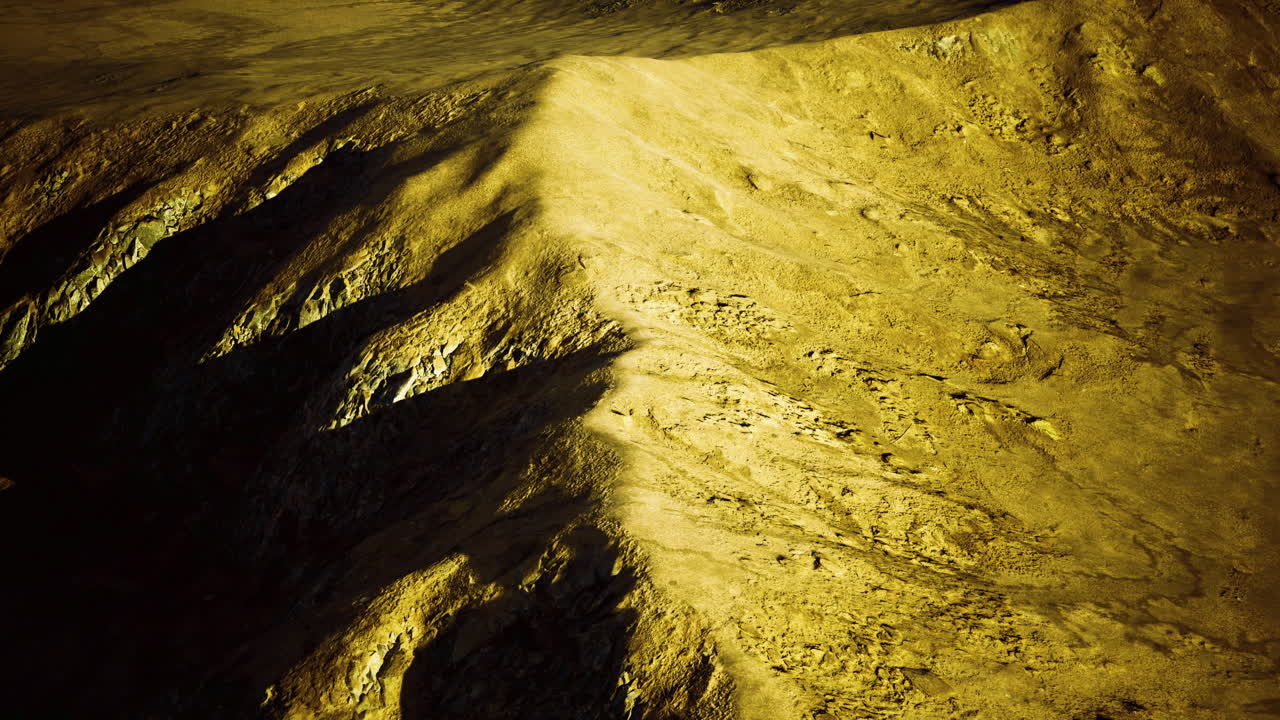 Erkunde das raue Gelände einer fremden Landschaft in einem goldenen Farbton