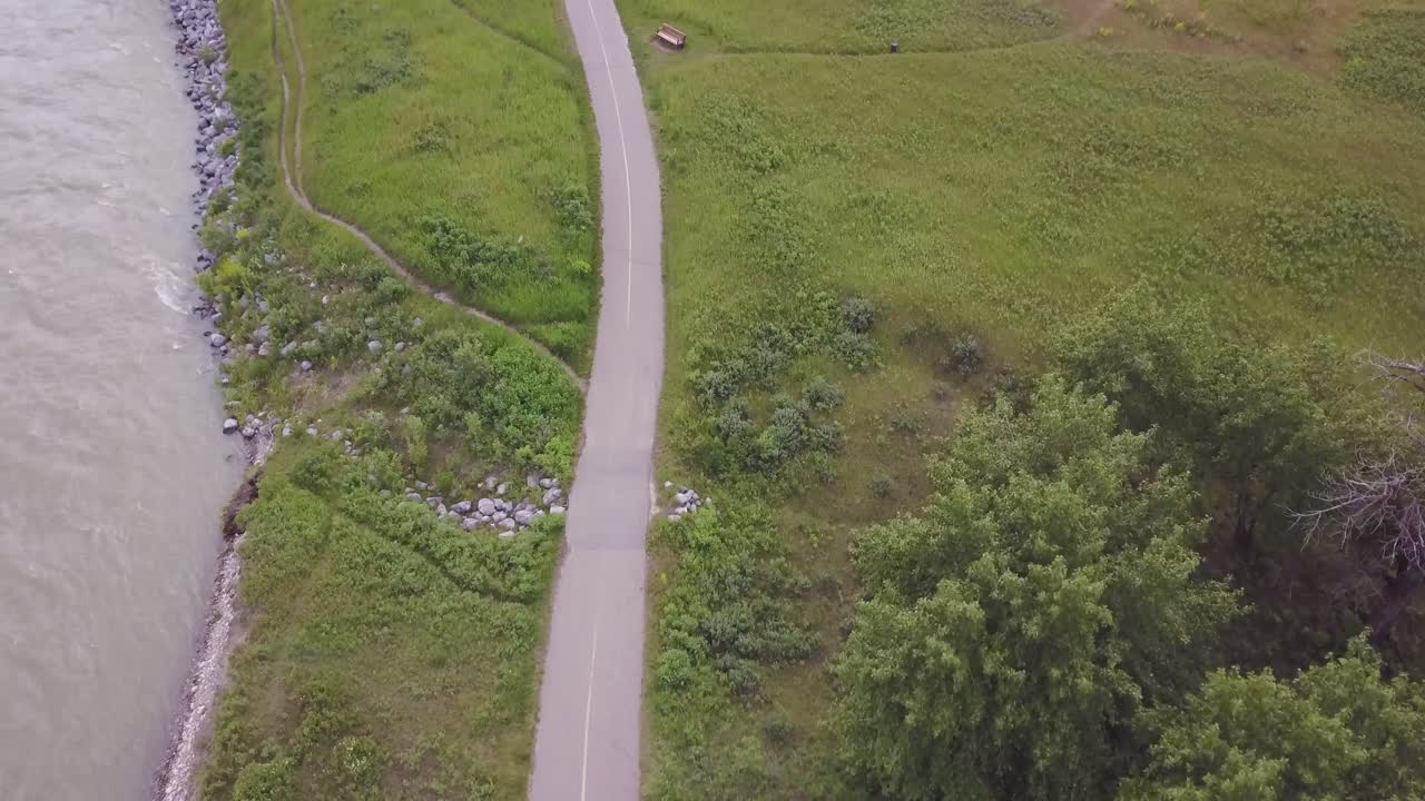 sendero multiusos junto al rio