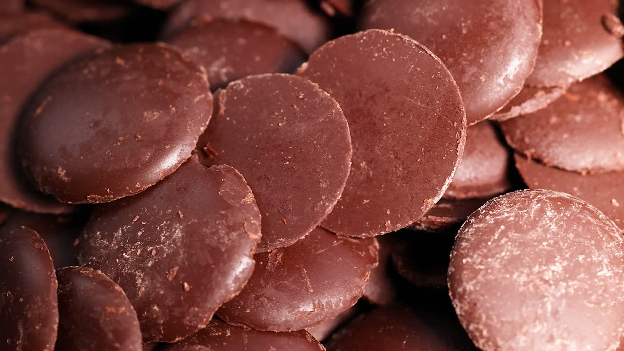 다양한 배열의 초콜릿 디스크의 클로즈업