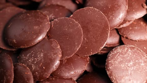 primer plano de discos de chocolate en varios arreglos