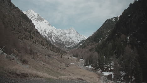 Eine-Atemberaubende-Outdoor-Bergszene-In-Den-Alpen