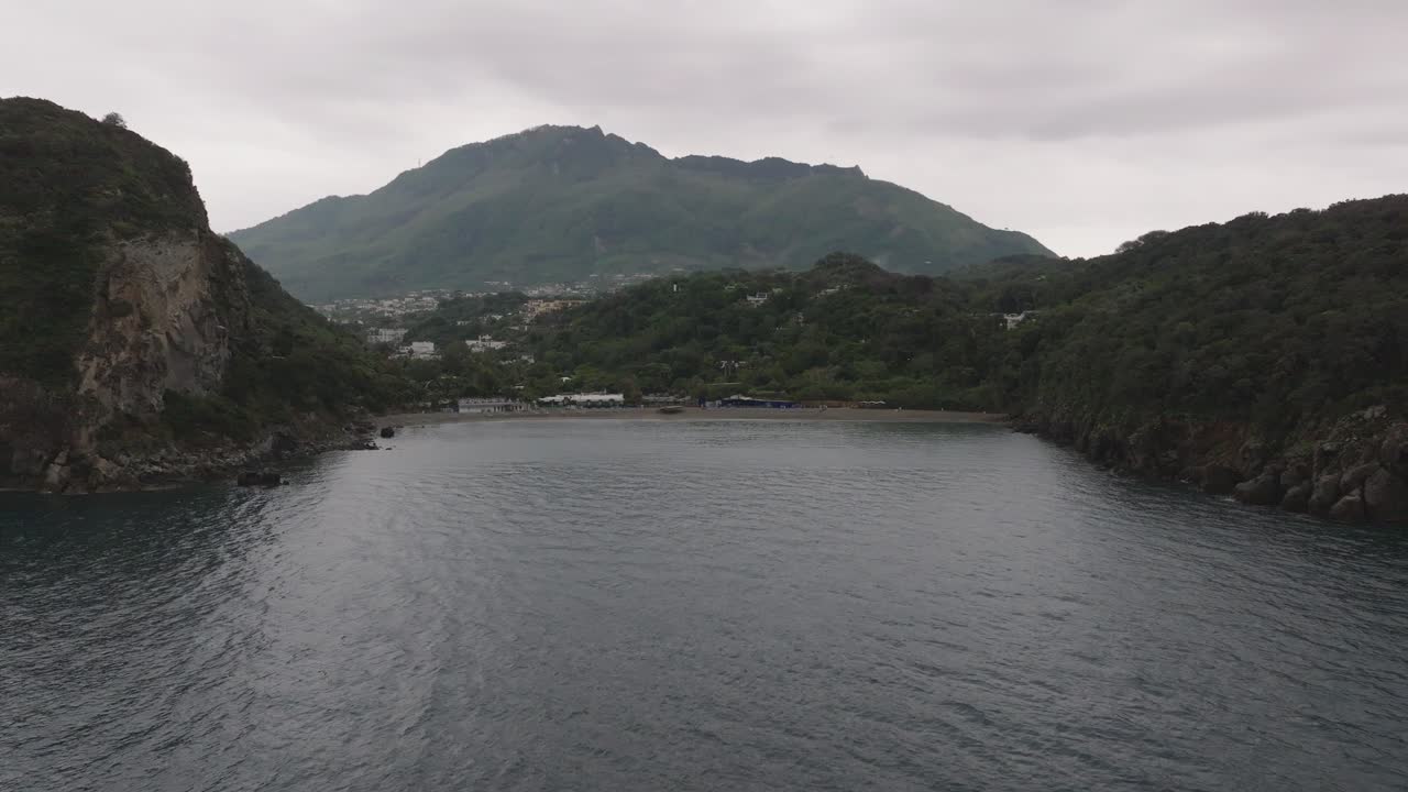 이탈리아 의 이스키아 에 있는 초록색 언덕 들 사이 에 있는 해변 의 넓은 공중 밀어넣기