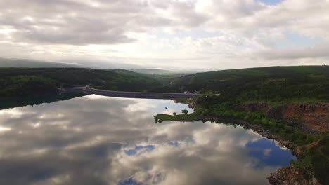 río, naturaleza verde y cielo lleno de nubes