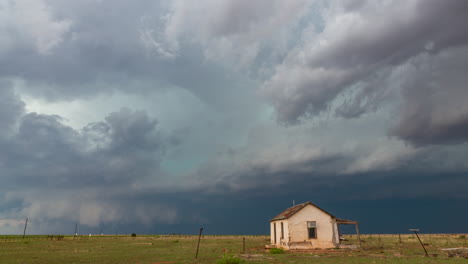la nube de estantería se acerca a una casa abandonada en nuevo méxico.